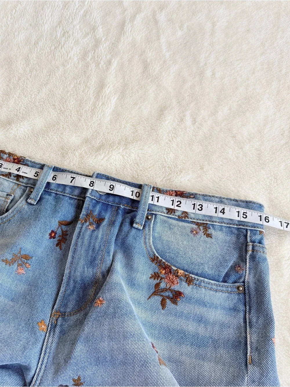 Driftwood NWOT Gizelle Embroidered Flowers Cropped Jeans W29